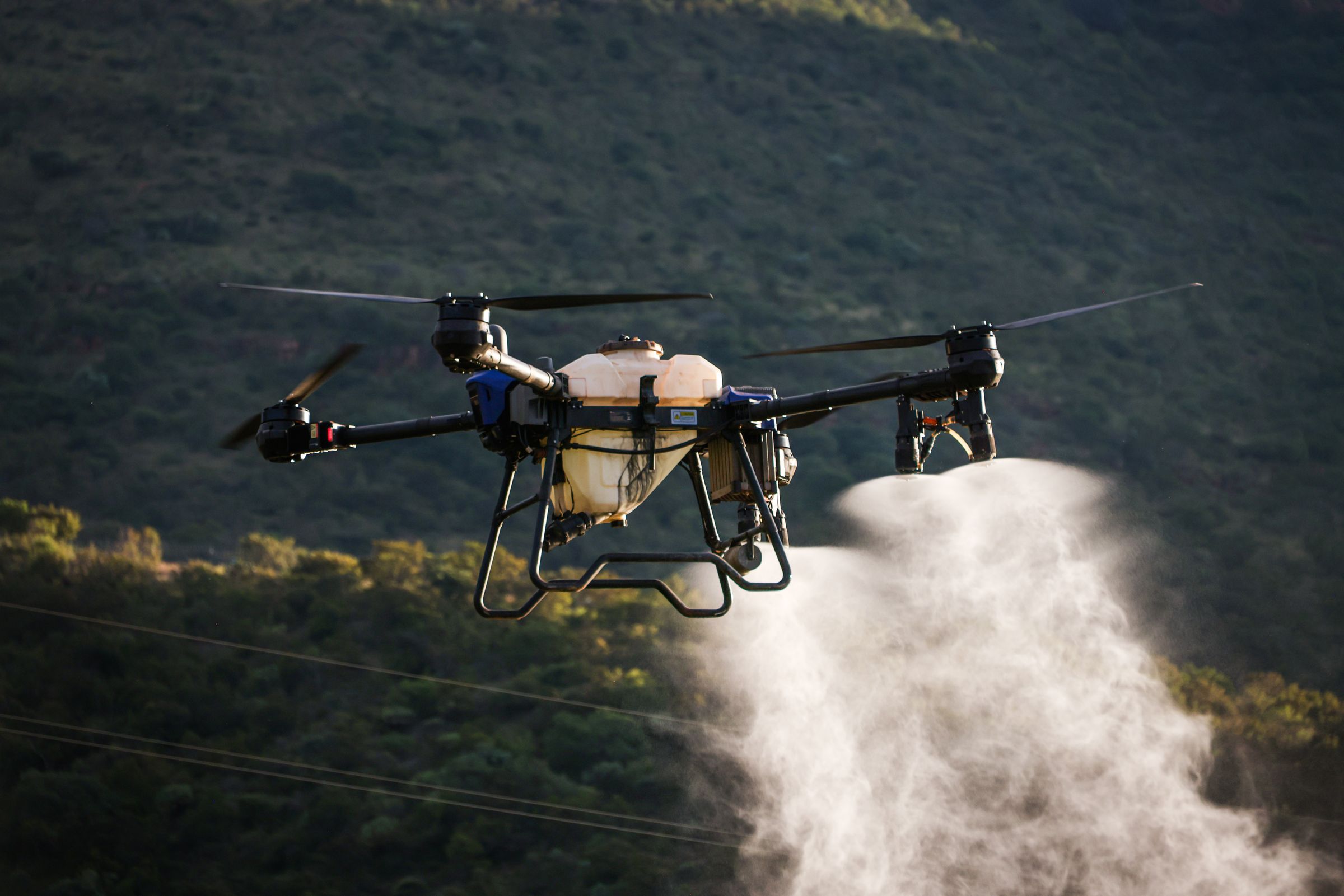 Drone agrícola realizando aplicação de precisão sobre lavoura